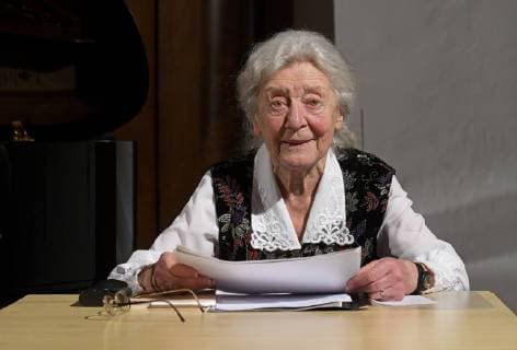 Reading with music of the chamber actress Julia Gschnitzer and the Bulgarian top pianist Biliana Tzinlikowa on the topic Women My Art I will not leave my art in the context of the series of events Frozen Flowers of