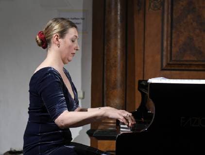 Reading with music of the chamber actress Julia Gschnitzer and the Bulgarian top pianist Biliana Tzinlikowa on the topic Women My Art I will not leave my art in the context of the series of events Frozen Flowers of the Sa