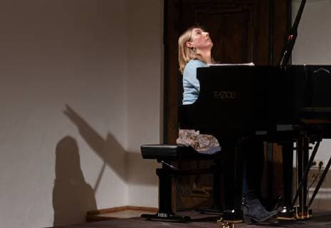 Reading with music of the chamber actress Julia Gschnitzer and the Bulgarian top pianist Biliana Tzinlikowa on the topic Women My Art I will not leave my art in the context of the series of events Frozen Flowers of the Sal