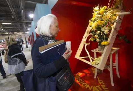 (190308) -- TORONTO, March 8, 2019 (Xinhua) -- A woman looks at a flower artwork during the 2019 Canada Blooms in Toronto, Canada, March 8, 2019. The annual world-class event connects people to the joys and benefits of nature through experiences with gardens and flowers from March 8 to 17. (Xinhua Zou Zheng) CANADA-TORONTO-CANADA BLOOMS 