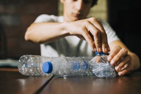 IMAGO Creative: Corporate: Klimaschutz, Digitalisierung und Urbanisierung IMAGO Creative: Klimawandel - Umwelterziehung Teenage boy recycling water bottles  Copyright: AlexandraxC.xRibeiro fStopImages1791009