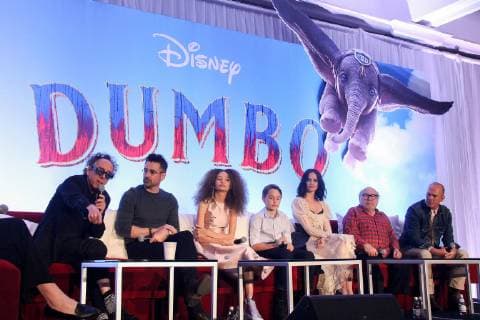 Tim Burton (60), Colin Farrell (42), Nico Parker (14), Finley Hobbins (12), Eva Green (38), Danny DeVito (74) und Michael Keaton (67) bei der Pressekonferenz zum Kinofilm Dumbo am 10.03.2019 in Beverly Hills, Los Angeles Dumbo Pressekonferenz in Beverly Hills, Los Angeles *** Tim Burton 60 Colin Farrell 42 Nico Parker 14 Finley Hobbins 12 Eva Green 38 Danny DeVito 74 and Michael Keaton 67 at the press conference for the motion picture Dumbo on 10 03 2019 in Beverly Hills Los Angeles Dumbo Press conference in Beverly Hills Los Angeles 