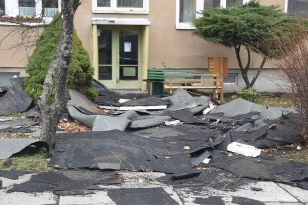 News Themen der Woche KW11 News Bilder des Tages Tagbilder: Dach abgedeckt 11.03.2019 Zittau, Friedensstraße Am Sonntagabend wurde das Dach eines Neubaublocks an der Friedensstraße in Zittau abgedeckt. Das Orkantief Eberhard weht das massive Dach auf parkende PKWs. Erst am MOntag zeigte sich dann das gesamte Ausmaß. Zittau Sachsen Deutschland *** Day pictures Roof covered 11 03 2019 Zittau Friedensstraße On Sunday evening the roof of a new building block on Friedensstraße in Zittau was covered The hurricane-force Eberhard blows the massive roof onto parked cars Only on Monday the full extent of Zittau Saxony Germany showed up then Copyright: xLausitzNews.de xErik-HolmxLanghofx