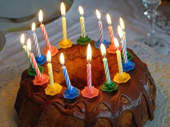 Geburtstag - Symbolbilder Der fünfzehnte Geburtstag, Schokoladenkuchen mit 15 brennenden Kerzen - The fifteenth birthday, chocolate cake decorated with 15 burning candles *** The fifteenth birthday chocolate cake with 15 burning candles The fifteenth birthday chocolate cake decorated with 15 burning candles  1088811663