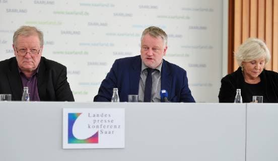At the state press conference on Tuesday 12 03 2019, Minister of Culture Ulrich Commercon gives the go-ahead for a new music festival in 2020 at the State Chancellery in Saarbrücken In the picture v l Lothar Warscheid, editor of the economics section of the Saarbrücker Zeitung Ulrich Commercon Minister of Culture and Uschi Macher of the Ministry of Education and Culture bub