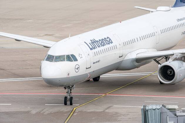 Symbol photo of aircraft Airbus A321 200 Passenger aircraft of Lufthansa on its way to the parking position Cologne Airport Cologne Bonn Germany