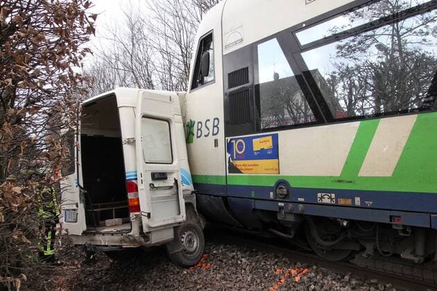 News Themen der Woche KW11 News Bilder des Tages Tödlicher Unfall an unbeschrankten Bahnübergang - S-Bahn kollidiert mit Transporter Heute Vormittag, kam es zu einem schweren Verkehrsunfall an einem unbeschranten Bahnübergang in Waldkirch-Buchholz. Ein mit Personen besetztes Fahrzeug am Bahnübergang Buchholz ist mit einem passierenden Zug kollidiert. Bei dem Zusammenstoß mit der in Richtung Freiburg fahrenden Bahn wurde der Transporter rund 250 bis 300 m vor der Lok über die Schienen geschoben, bis der Zug schließlich zum Stillstand kam. Der Fahrer des Kleintransporters wurde aus seinem Fahrzeug geschleudert, die Kräfte des Rettungsdienstes und Notarzt versuchten ihn sofort nach ihrem Eintreffen zu reanimieren, er verstarb jedoch noch an der Unfallstelle. Weitere Verletzte sind uns entgegen anderer ersten Medienmeldungen nicht bekannt. Angaben zufolge befanden sic