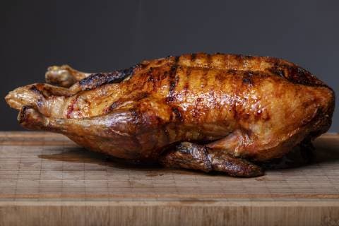Gegrillte Ente auf einem Holzbrett - grilled duck *** Grilled duck on a wooden board grilled duck  1035304916