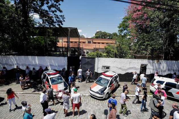 News Themen der Woche KW11 News Bilder des Tages Members of the Police stand in guard at a school after a shooting, in the metropolitan region of Sao Paulo, Brazil, 13 March 2019. The death toll in the shooting at a school in Suzano, in the metropolitan region of Sao Paulo, rose to ten and the number of wounded also stood at ten, Brazilian authorities said on a provisional balance sheet on Wednesday. Up to ten people killed in Suzano attack, outside Sao Paulo !ACHTUNG: NUR REDAKTIONELLE NUTZUNG!  Copyright: xSebastiaoxMoreirax AME6734 20190313-636880936704659248