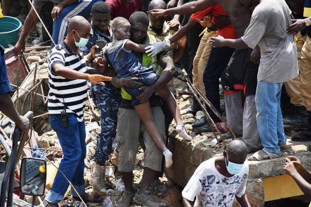 News Themen der Woche KW11 News Bilder des Tages (190313) -- LAGOS, March 13, 2019 -- Rescuers carry a child rescued from the scene of a building collapse in Lagos, Nigeria, on March 13, 2019. A school building in Lagos, Nigeria s commercial hub, on Wednesday collapsed with many primary school pupils feared dead, an eye witness and a local official said. ) NIGERIA-LAGOS-BUILDING COLLAPES-RESCUE NAN 