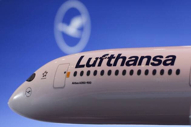 Fraport Airport in Frankfurt am Main on 14 March 2019 News Annual Press Conference 2019 of Deutsche Lufthansa AG in Frankfurt am Main Symbol image Lufthansa logo model aircraft Lufthansa
