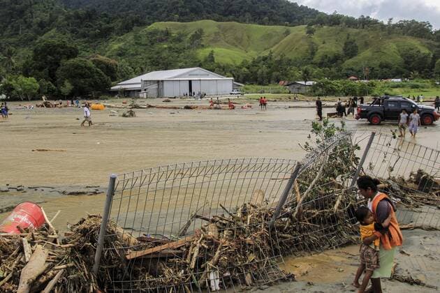 News Themen der Woche KW11 News Bilder des Tages (190317) -- SENTANI, March 17, 2019 -- A mother holds her child near a collapsed fence after flash floods in Sentani, Indonesia, on March 17, 2019. Sixty-three bodies have been retrieved after flash floods hit Indonesia s easternmost Papua province on Saturday night, and a search and rescue operation is still ongoing for dozens still missing, a rescue team member said on Sunday. ) INDONESIA-SENTANI-FLASH FLOOD Ikha 