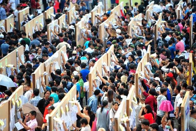 News Themen der Woche KW11 News Bilder des Tages (190317) -- BANGKOK, March 17, 2019 -- People read candidates information at a polling station in Samut Prakan province, on the outskirts of Bangkok, Thailand, March 17, 2019. An average of 75 percent voter turnout was reported in Sunday s early voting for the general election in Thailand, a senior official of the Election Commission said. ) THAILAND-BANGKOK-GENERAL ELECTION-EARLY VOTING RachenxSageamsak 