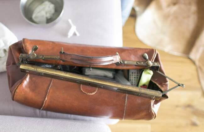 Koffer einer Hebamme bei der Nachsorge, Bonn 18.03.2019. Bonn Deutschland *** Suitcase of a midwife during aftercare Bonn 18 03 2019 Bonn Germany Copyright: xUtexGrabowskyx xphotothek.netx