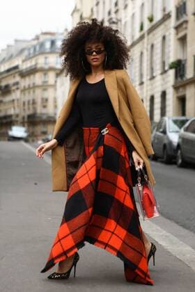 A chic showgoer attending the Valentino show during Paris Fashion Week - March 3, 2019 - PFW: Fall 2019 Street Style Day 7, Paris France  Copyright: xValentinaxRanierix VRPFW20190303ZDC230