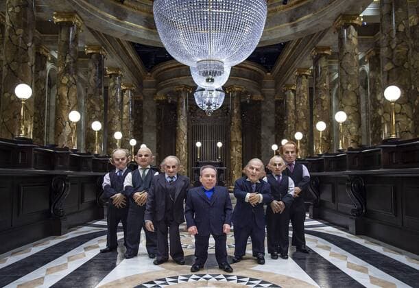 Entertainment Themen der Woche KW12 Entertainment Bilder des Tages Gringotts Wizarding Bank - launch photocall Watford, England. UK. Warwick Davis and Goblins in the original Gringotts Wizarding Bank set at Warner Bros. Studio Tour London in Watford, England on 19th March 2019. Warner Bros. Studio Tour London The Making of Harry Potter unveils its biggest expansion to date, the original Gringotts Wizarding Bank will be open to the public from Saturday 6th April. LMK386-J4535-190319 