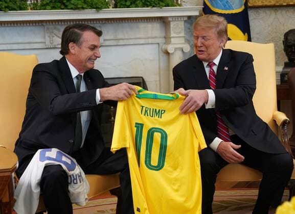 Donald Trump, 75. Geburtstag am 14. Juni News Themen der Woche KW12 News Bilder des Tages President Donald Trump receives a Brazilian national soccer team jersey Number 10 that was given to him by Brazilian President Jair Bolsonaro in the Oval Office of the White House prior to meetings in Washington, DC on March 19, 2019.  WAX20190319111 CHRISxKLEPONIS