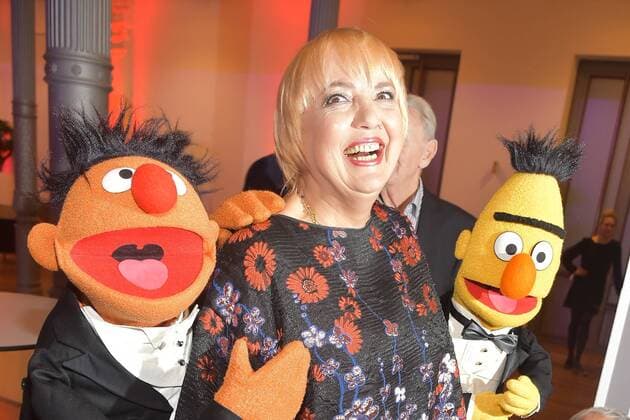 Entertainment Themen der Woche KW12 Entertainment Bilder des Tages 17. Deutscher Hoerfilmpreis Claudia Roth mit Ernie und Bert Ankunft, roter Teppich zum 17. Deutscher Hoerfilmpreis in der Hauptstadtrepraesentanz der Deutschen Telekom in Berlin am 19.03.2019 *** 17 German Hearing Film Award Claudia Roth with Ernie and Bert Arrival of Red Carpet at the 17 German Hearing Film Award at the Deutsche Telekom Capital Representation in Berlin on 19 03 2019