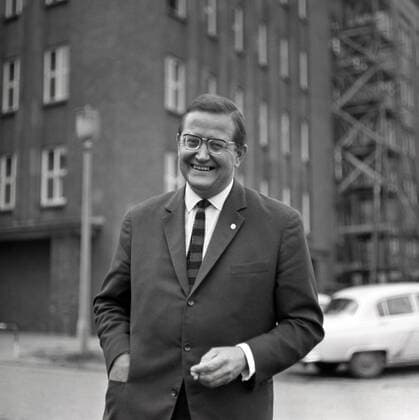 01.05.1967, Berlin, DDR - Karl-Eduard von Schnitzler, Journalist. (aussen, Aussenaufnahme, Berlin, DDR, Der schwarze Kanal, deutsch, Deutsche Demokratische Republik, Deutschland, Europa, europaeisch, Fernsehen, GDR, historisch, Journalist, Karl-Eduard von Schnitzler, Mensch, Moderator, Persoenlichkeit, Person, pmscartandhistory, Portraet, Portrait, QF, Querformat, s w, Schnitzler, schwarz weiss, schwarz-weiss, Schwarzweiss, Sudel-Ede, TV, von Schnitzler, Westeuropa, Zeitdokument, Zeitgeschichte) 670501KF724SCHNITZLER.JPG *** 01 05 1967 Berlin GDR Karl Eduard von Schnitzler Journalist outside Outside Exterior Berlin GDR The Black Channel German Democratic Republic Germany Europe European Television GDR historical Journalist Karl Eduard von Schnitzler human being presenter personality person pmscartandhistory portrait QF landscape s w Schn