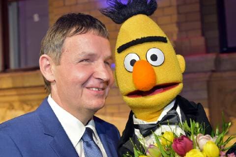 17 German Hoerfilmpreis Andreas Bethke Managing Director of the DBSV with Bert Sesamstarsse Audience Award Favourite Stage Closing Picture for the 17 German Hoerfilmpreis at the Deutsche Telekom Capital Representation in Berlin on 19 03 2019 APP
