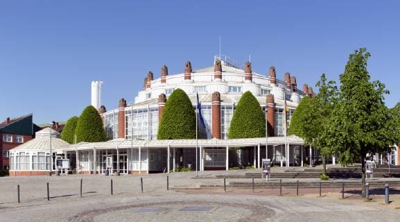 Architektur von Gottfried Böhm Stadttheater, Architekt Gottfried Böhm, Baudenkmal, Itzehoe, Schleswig-Holstein, Deutschland, Europa *** City Theatre Architect Gottfried Böhm Monument Itzehoe Schleswig Holstein Germany Europe Copyright: imageBROKER/ThomasxRobbin iblrbb04831824.jpg
