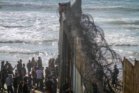 Dozens of migrants try to enter the United States illegally from the Playas Tijuana area in the Mexican state of Baja California, Mexico, 19 March 2019. Around 16.00 local time (23.00 GMT), the migrants, almost a hundred according to the witnesses, arrived at the seashore in the Mexican town to try to jump the metal fence that in this area delimits the border between the two countries. Migrants climb the wall in northwest Mexico and illegally cross into the US !ACHTUNG: NUR REDAKTIONELLE NUTZUNG!  Copyright: xJoebethxTerriquezx AME9163 20190320-636886561186415301