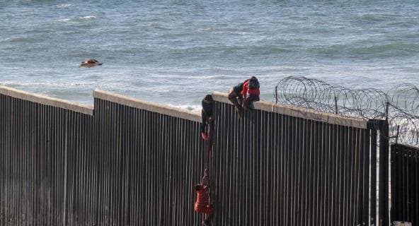 Dozens of migrants try to enter the United States illegally from the Playas Tijuana area in the Mexican state of Baja California, Mexico, 19 March 2019. Around 16.00 local time (23.00 GMT), the migrants, almost a hundred according to the witnesses, arrived at the seashore in the Mexican town to try to jump the metal fence that in this area delimits the border between the two countries. Migrants climb the wall in northwest Mexico and illegally cross into the US !ACHTUNG: NUR REDAKTIONELLE NUTZUNG!  Copyright: xJoebethxTerriquezx AME9166 20190320-636886561196102862