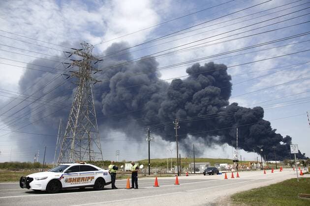 News Themen der Woche KW12 News Bilder des Tages (190320) -- HOUSTON, March 20, 2019 (Xinhua) -- Heavy smoke is seen in the sky after a fire broke out at a petrochemical facility in southeastern Houston, Texas, the United States, March 19, 2019. Firefighters are still trying on Tuesday to control a fire, which has been burning since Sunday at the petrochemical facility in Texas. The fire, which broke out at the Intercontinental Terminal Company (ITC) Deer Park, about 40 km southeast of downtown Houston, started with one tank and spread to six tanks due to a temporary reduction of water pressure, according to ITC officials. (Xinhua Chengyue Lao) U.S.-TEXAS-CHEMICAL PLANT-FIRE 