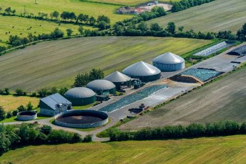 IMAGO Creative: Landleben, Mit Nachhaltigkeit grün auf dem Land leben Biogasanlage in Dithmarschen mit Reaktor und Guellesilo, Luftbild, Deutschland, Schleswig-Holstein, Nordfriesland biogas plant in Dithmarschen with reactor and slurry silo, aerial view, Germany, Schleswig-Holstein, Northern Frisia BLWS522027 Copyright: xblickwinkel C.xKaiserx