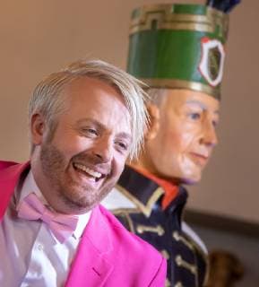 Shooting for the MDR show Musik für Sie in the Rathaus in Annaberg Buchholz on 20 03 2019 Singer and entertainer Ross Antony stands next to a carved miners figure in historical costume Annaberg Buchholz Sachsen Germany