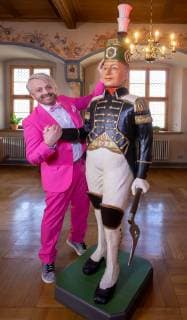 Shooting for the MDR show Musik für Sie in the Rathaus in Annaberg Buchholz on 20 03 2019 Singer and entertainer Ross Antony stands next to a carved miners figure in historical costume Annaberg Buchholz Sachsen Germany