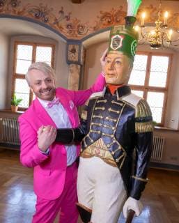 Shooting for the MDR show Musik für Sie in the Rathaus in Annaberg Buchholz on 20 03 2019 Singer and entertainer Ross Antony stands next to a carved miners figure in historical costume Annaberg Buchholz Sachsen Germany
