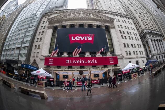 News Themen der Woche KW12 News Bilder des Tages Levi Strauss & Co. initial public offering The New York Stock Exchange in Lower Manhattan is decorated for the first day of trading for the Levi Strauss & Co. initial public offering on Thursday, March 21, 2019. Shares were priced and $17 and surged 32 percent upon their debut. This is the second time the 166 year old company went public but has been privately owned since 1985. (  RichardxB.xLevine