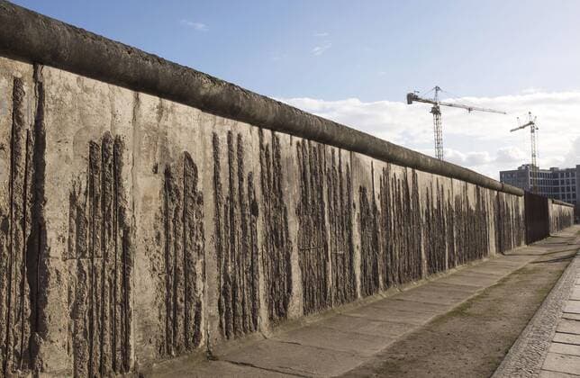 Blick auf die Reste der Berliner Mauer an der Bernauer Strasse. Die Gedenkstätte Berliner Mauer ist zentraler Erinnerungsort zum Gedenken an die deutsche Teilung. Am historischen Ort in der Bernauer Straße erstreckt sich das letzte Stück der Berliner Mauer auf 1,4 km Länge über den ehemaligen Grenzstreifen. Diese Jahr feiert Berlin 30 Jahre Mauerfall. Am 9. November 1989 wurde Berlin wieder eine Stadt, zuvor trennte die Mauer 28 Jahre die Stadt in Ost und West. Berlin *** View of the remains of the Berlin Wall on Bernauer Strasse The Berlin Wall Memorial is a central memorial to the German division The last section of the Berlin Wall stretches 1 4 km across the former border strip This year Berlin celebrates 30 years since the fall of the Berlin Wall On 9 November 1989 Berlin became a city again 28 years before the Wall divided the Copyright: FrankxHormannx xnordlicht
