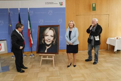 22 03 2019 Prime Minister Armin Laschet li and Prime Minister a D Hannelore Kraft are pleased to present the new portrait of the first head of government of North Rhine-Westphalia Prime Minister a D Hannelore Kraft is represented in the gallery with a photograph of the photo artist Jim Rakete re Düsseldorf State Chancellery North Rhine-Westphalia Germany keine