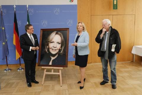 22 03 2019 Prime Minister Armin Laschet li and Prime Minister a D Hannelore Kraft are pleased to present the new portrait of the first head of government of North Rhine-Westphalia Prime Minister a D Hannelore Kraft is represented in the gallery with a photograph of the photo artist Jim Rakete re Düsseldorf State Chancellery North Rhine-Westphalia Germany keine