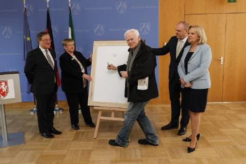 22 03 2019 Prime Minister Armin Laschet li together with Prime Minister a D Hannelore Kraft is pleased to present the new portrait of the first Prime Minister of North Rhine-Westphalia Prime Minister a D Hannelore Kraft re is represented in the gallery with a photograph of the photo artist Jim Rakete mi Düsseldorf State Chancellery North Rhine-Westphalia Germany keine
