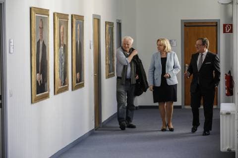 22 03 2019 NRW Minister President Armin Laschet re is pleased to present together with Minister President a D Hannelore Kraft mi the new portrait of the first head of government of North Rhine-Westphalia Minister President a D Hannelore Kraft is represented in the gallery with a photograph of the photo artist Jim Rakete li Düsseldorf State Chancellery North Rhine-Westphalia Germany keine