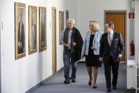 22 03 2019 NRW Minister President Armin Laschet re is pleased to present together with Minister President a D Hannelore Kraft mi the new portrait of the first head of government of North Rhine-Westphalia Minister President a D Hannelore Kraft is represented in the gallery with a photograph of the photo artist Jim Rakete li Düsseldorf State Chancellery North Rhine-Westphalia Germany keine