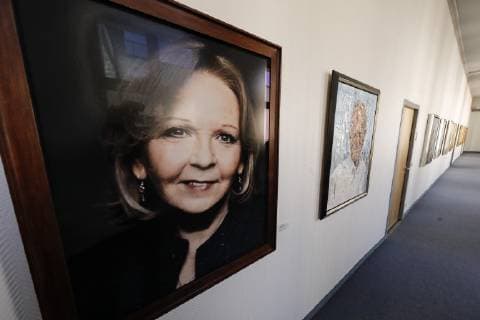 22 03 2019 Prime Minister Armin Laschet is pleased to present together with Prime Minister a D Hannelore Kraft the new portrait of the first Prime Minister of North Rhine-Westphalia Prime Minister a D Hannelore Kraft is represented in the gallery with a photograph of the photo artist Jim Rakete Düsseldorf State Chancellery North Rhine-Westphalia Germany keine