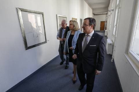 22 03 2019 NRW Minister President Armin Laschet re is pleased to present together with Minister President a D Hannelore Kraft mi the new portrait of the first head of government of North Rhine-Westphalia Minister President a D Hannelore Kraft is represented in the gallery with a photograph of the photo artist Jim Rakete li Düsseldorf State Chancellery North Rhine-Westphalia Germany keine