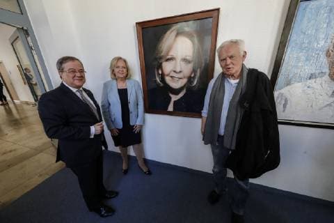 22 03 2019 NRW Minister President Armin Laschet li and Minister President a D Hannelore Kraft are pleased to present the new portrait of the first head of government of North Rhine-Westphalia Minister President a D Hannelore Kraft is represented in the gallery with a photograph by the photo artist Jim Rakete re Düsseldorf State Chancellery North Rhine-Westphalia Germany keine