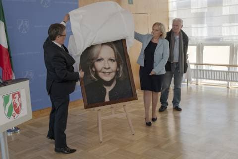 Presentation of the portrait of Hannelore Kraft at the Staatskanzlei Düsseldorf Ex NRW Minister President Hannelore Kraft unveils her portrait for the Ahnengalerie Düsseldorf Nordrhein Westfalen Germany together with the current Minister President Armin Laschet left and in the presence of the photographer Jim Rakete at the Staatskanzlei Düsseldorf.