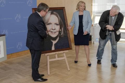 Presentation of the portrait of Hannelore Kraft in the Staatskanzlei Düsseldorf Ex NRW Minister President Hannelore Kraft together with the current Minister President Armin Laschet left her portrait for the Ahnengalerie Düsseldorf Nordrhein Westfalen Germany, unveiled by the photographer Jim Rakete right in the Staatskanzlei Düsseldorf