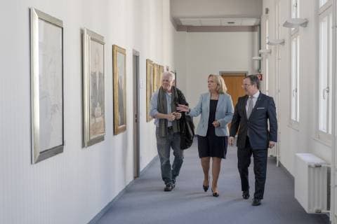 Presentation of the portrait of Hannelore Kraft in the Staatskanzlei Düsseldorf Ex NRW Minister President Hannelore Kraft walks with the current Minister President Armin Lascher on the right and the photographer Jim Rakete the gallery of ancestors in the Staatskanzlei ab Düsseldorf Nordrhein Westfalen Germany