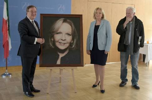 Duesseldorf MP a D Hannelore Kraft is presented in the gallery with a photograph of the photo artist Jim Rakete NRW Minister President Armin Laschet is pleased to present together with Minister President a D Hannelore Kraft the new portrait of the first head of government of North Rhine-Westphalia in the State Chancellery in Duesseldorf on 22 03 Copyright: xGottschalk Eibner-Pressefotox EP_uga