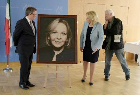 Duesseldorf MP a D Hannelore Kraft is presented in the gallery with a photograph of the photo artist Jim Rakete NRW Minister President Armin Laschet is pleased to present together with Minister President a D Hannelore Kraft the new portrait of the first head of government of North Rhine-Westphalia in the State Chancellery in Duesseldorf on 22 03 Copyright: xGottschalk Eibner-Pressefotox EP_uga