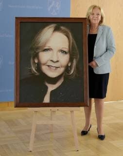 Duesseldorf MP a D Hannelore Kraft is represented in the gallery with a photograph of the photo artist Jim Rakete NRW Minister President Armin Laschet is pleased to present together with Minister President a D Hannelore Kraft the new portrait picture of the first head of government of North Rhine-Westphalia in the State Chancellery in Duesseldorf on 22 Copyright: xGottschalk Eibner-Pressefotox EP_uga