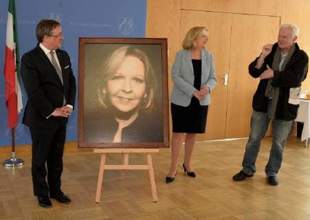Duesseldorf MP a D Hannelore Kraft is represented in the gallery with a photograph of the photo artist Jim Rakete NRW Minister President Armin Laschet is pleased to present together with Minister President a D Hannelore Kraft the new portrait picture of the first head of government of North Rhine-Westphalia in th Copyright: xGottschalk Eibner-Pressefotox EP_uga