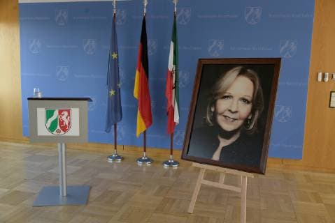 Duesseldorf MP a D Hannelore Kraft is presented in the gallery with a photograph of the photo artist Jim Rakete NRW Minister President Armin Laschet is pleased to present together with Minister President a D Hannelore Kraft the new portrait picture of the first head of government of North Rhine-Westphalia in the State Chancellery in Duesseldorf on 22 03 2019 MP a D Hannelore Kraft Copyright: xGottschalk Eibner-Pressefotox EP_uga